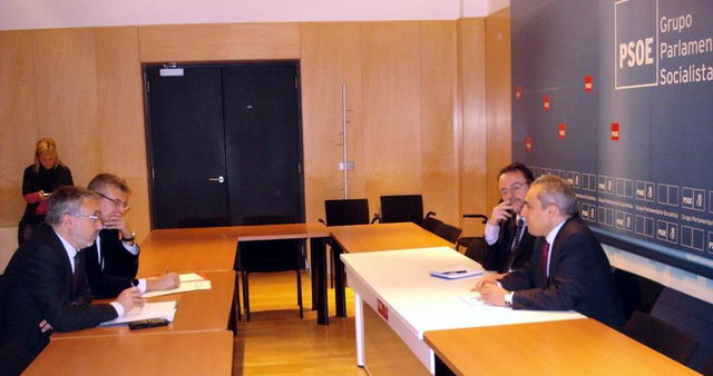 Reuni de l'alcalde de Gav (Joaquim Balsera) i l'alcalde de Castelldefels (Joan Sau) amb el Portaveu Socialista a la Comissi de Foment (Rafael Simancas) i el Secretari General Adjunt del Grup Socialista al Congrs (Daniel Fernndez) (22 desembre 2009)